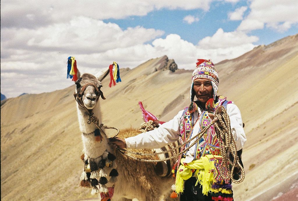 Lugareño posando con su camelido(LLama).